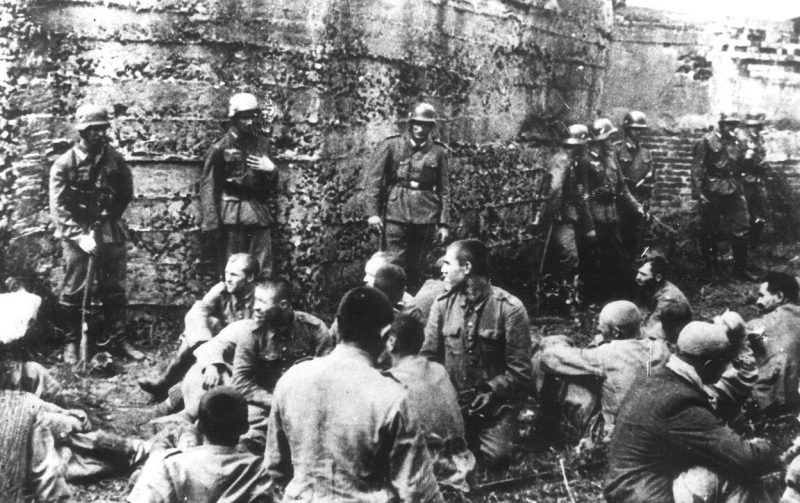 Пленные польские офицеры и солдаты после битвы за Вестерплатте. 9 сентября 1939 г.