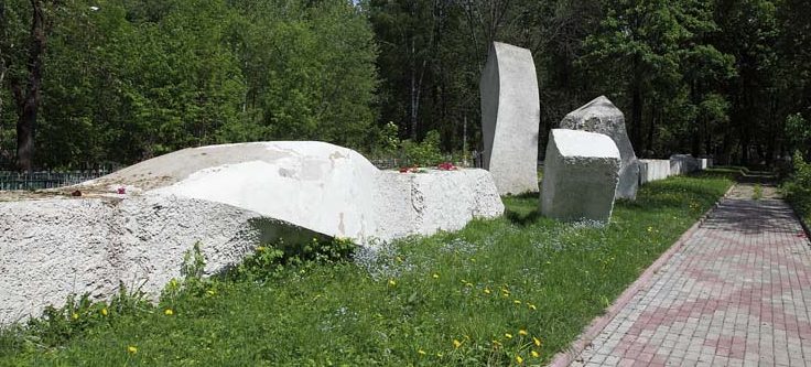Братская могила жертв концлагеря.
