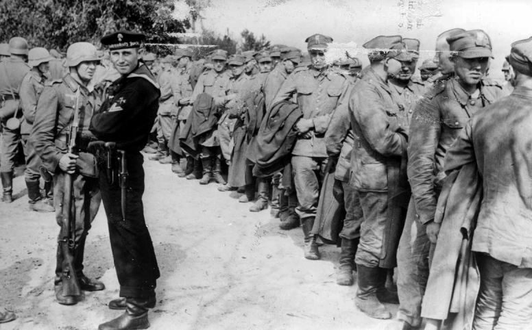 Пленные польские офицеры и солдаты после битвы за Вестерплатте. 9 сентября 1939 г. 