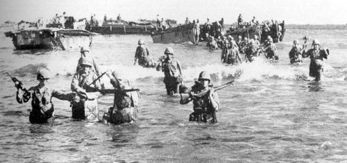 Высадка десантников на остров Тиниан. Июль 1944 г.
