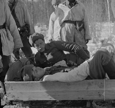Эвакуация раненного. Пертярви, 17 апреля 1942 г.
