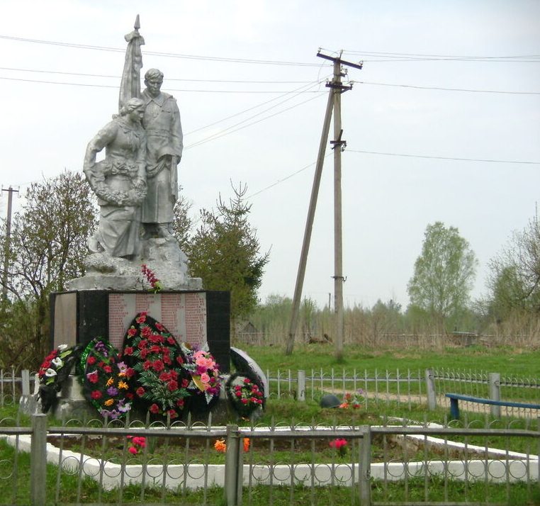 д. Савеево Рославльского р-на. Памятник, установленный на братской могиле, в которой похоронено 811 советских воинов, погибших при освобождении района.