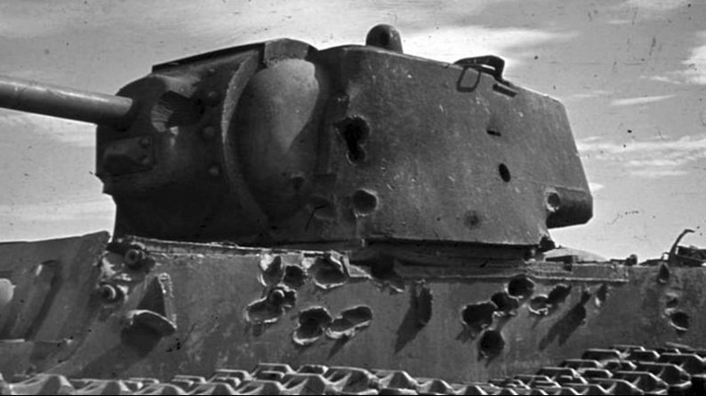 Один из лучших танкистов Советского Союза Колобанов З.Г с экипажем и его танк КВ-1. 1941 г. 