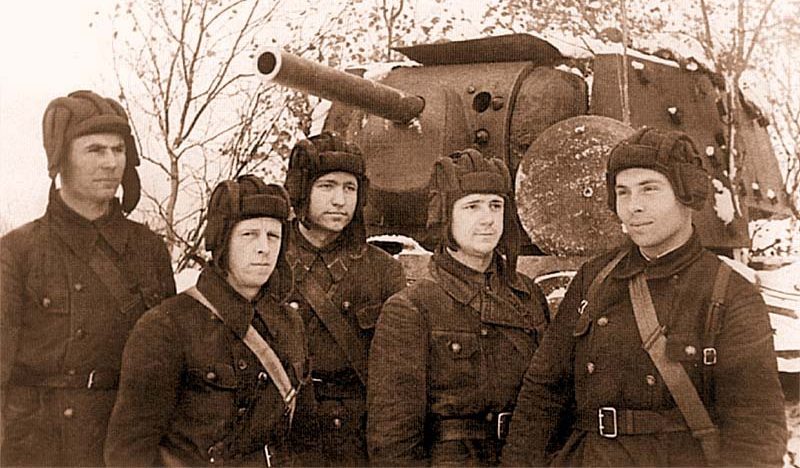 Один из лучших танкистов Советского Союза Колобанов З.Г с экипажем и его танк КВ-1. 1941 г. 