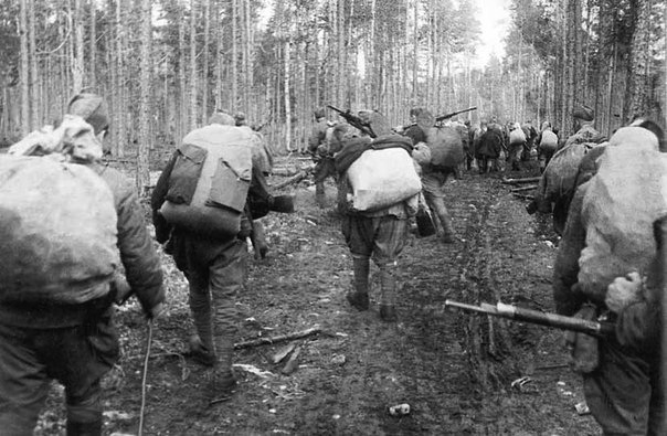 Партизаны собираются в рейд. 1942 г.