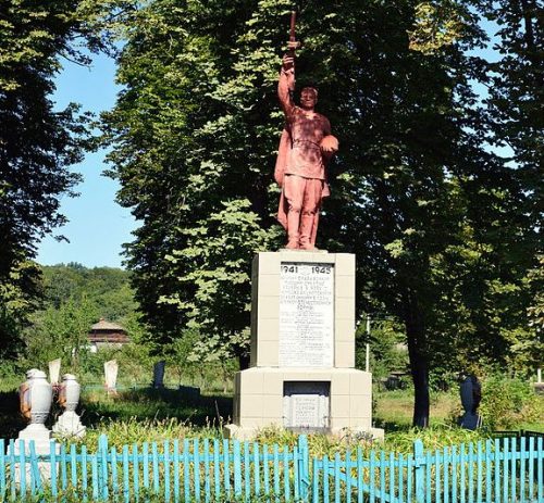 с. Сары Гадячского р-на. Памятник, установленный в 1958 году на братской могиле советских воинов.