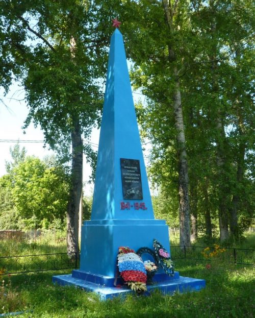 п. Ново-Милятино Угранского р-на. Обелиск, установленный на братской могиле, в которой похоронено 26 советских граждан, расстрелянных гитлеровцами в 1942 году.
