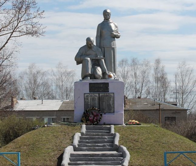  д. Березино Руднянского р-на. Памятник, установленный на братской могиле, в которой похоронено 60 советских воинов.