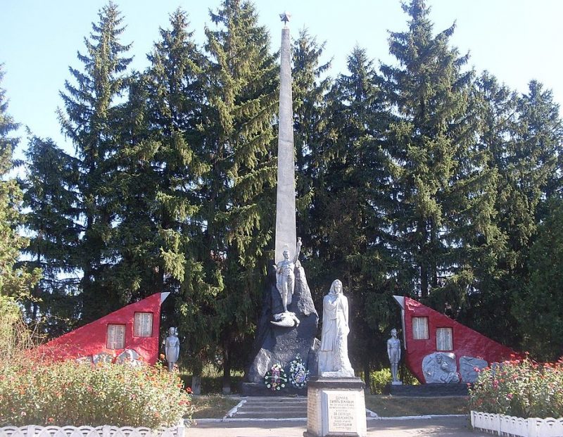 с. Бугаевка Глобинского р-на. Памятник, установленный в 1967 году в честь погибших воинов-земляков.