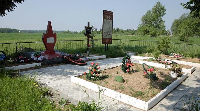 д. Слободка Угранского р-на. Братская могила, в которой похоронено 150 советских воинов.