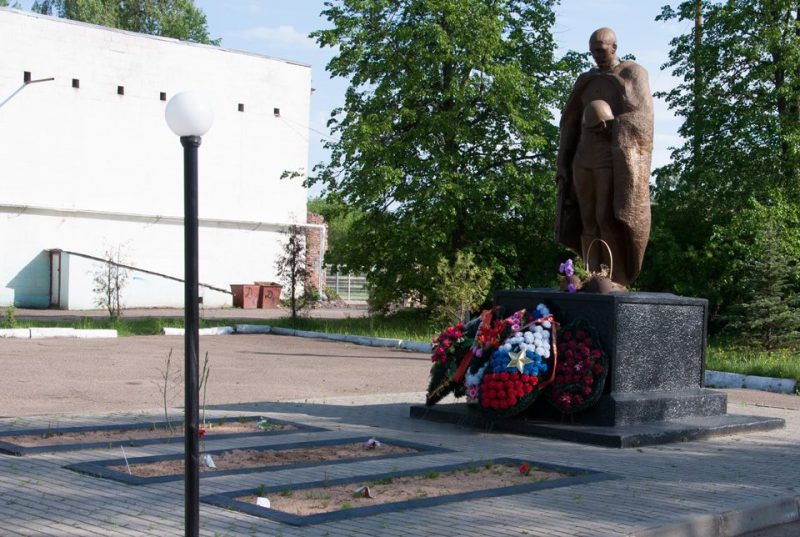 п. Угра. Памятник, установленный на братской могиле, в которой похоронено 997 советских воинов.