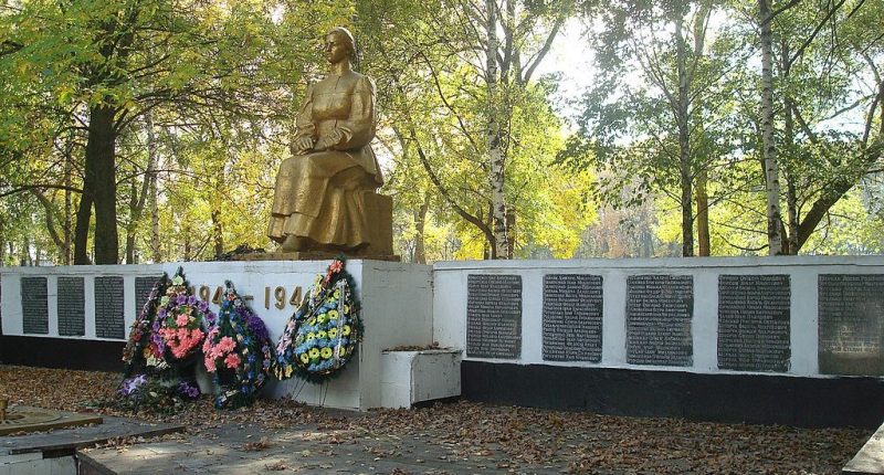 с. Великие Крынки Глобинского р-на. Памятник землякам, погибшим в годы войны.