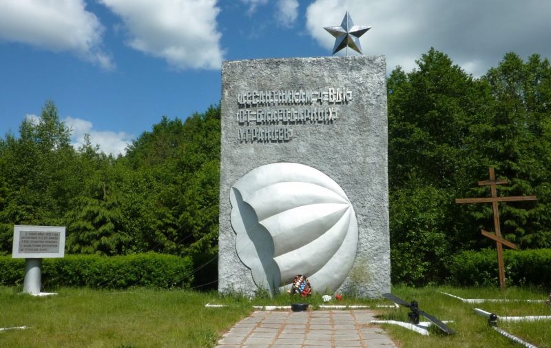 с. Угра. Памятник-обелиск, установленный в 1974 году в честь советских воинов-десантников 4-го воздушного десантного корпуса, погибшим в годы войны.