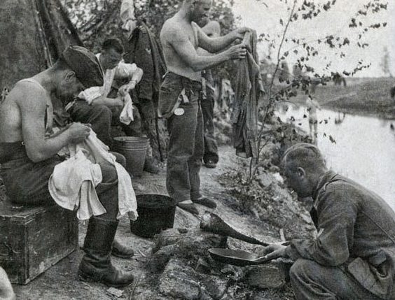 «Постирушка» немцев у ручья Глушица. 1942 г. 