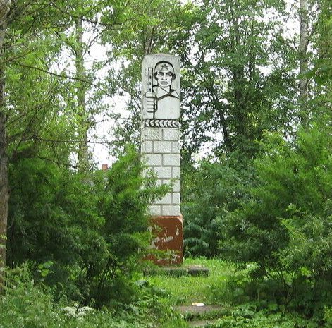с. Угра. Памятное место, где 1 апреля 1942 года произошел бой советских десантников и партизан с немецкими войсками.