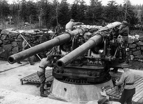 120-мм береговые пушки у берега Ладожского озера. Лето 1942 г.