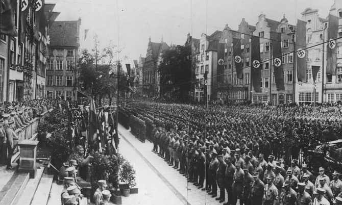 Демонстрация на улице Ланген Маркт в Данциге по случаю первой годовщины присоединения к Третьему Рейху. 1940 г.
