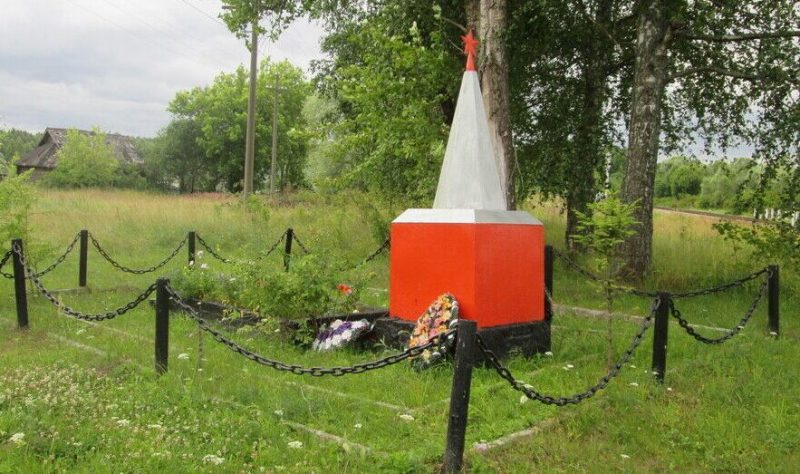 с. Угра. Братская могила 32 жителей деревни Денисково, казненных гитлеровцами в 1942 году.