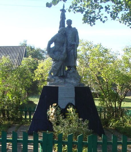 д. Петрополье Хиславичского р-на. Памятник, установленный на братской могиле, в которой похоронено 354 советских воина. 