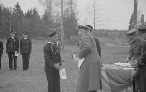 Финский полковник Ярвинен награждает итальянский экипаж торпедоносца. Сортанлахти, 29 октября 1942 г. 