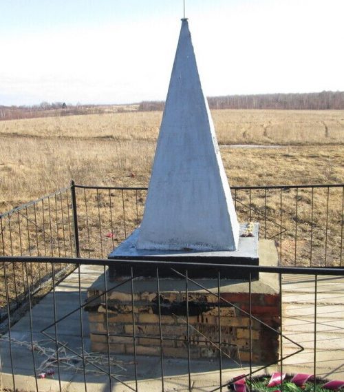 д. Печерская Буда Хиславичского р-на. Братская могила, в которой похоронено 260 советских граждан, казненных гитлеровцами 2 мая 1942 года в деревне Захарьино.