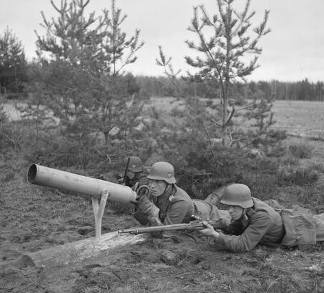 Финны проводят испытания советского метателя ампул 125 мм в Сантахамине. 17 ноября 1942 г.