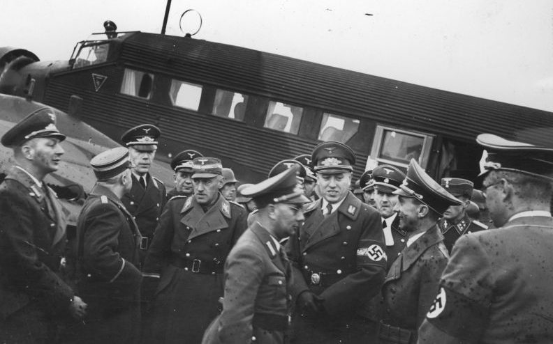Рейхсминистр Йозеф Геббельс на праздновании 10-й годовщины отделения НСДАП в Данциге. Октябрь 1940 г. 