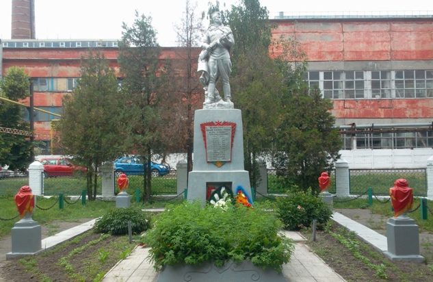 г. Глобино. Памятник советским воинам на территории ОП «Глобинский сахарный завод». 