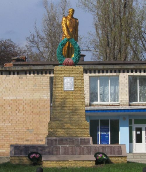 п. Градижнск Глобинского р-на. Памятник, установленный в 1957 году на братской могиле советских воинов.
