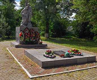 п. Хиславичи. Памятник, установленный на мемориале в центре поселка в сквере у братских могил, в которых похоронено 49 советских воинов, погибших в годы войны.