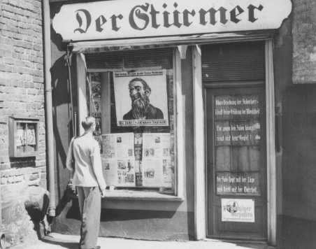 Антисемитские плакаты в городе. 1941 г.