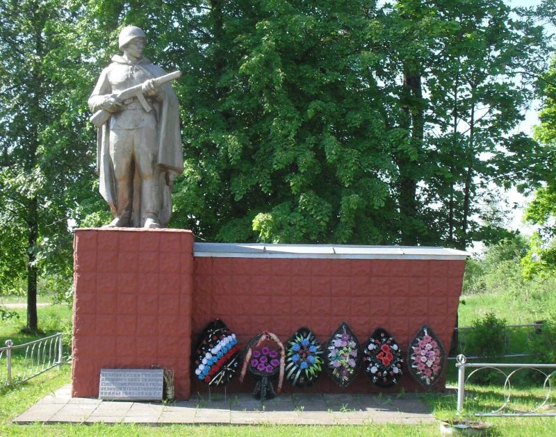 д. Кляриново Руднянского р-на. Памятник, установленный в 1969 году в честь советским воинам.