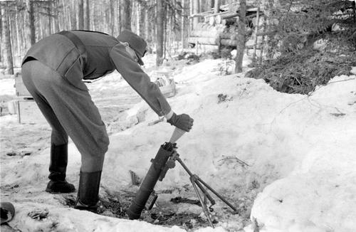 Огонь из 81-мм миномета в районе Рукайярви. 1942 г.