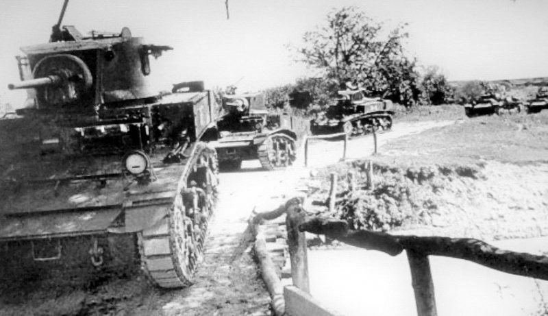 Колонна танков М3л и «Валентайн» 5-й гвардейской танковой бригады. Северо-Кавказский фронт, 1942 г.