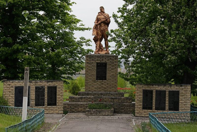 с. Зубани Глобинского р-на. Памятник, установленный в 1952 году погибшим воинам в годы войны.