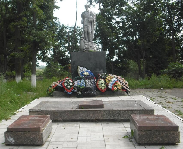 п. Хиславичи. Памятник, установленный на братской могиле, в которой похоронено 29 советских воинов, погибших в годы войны.