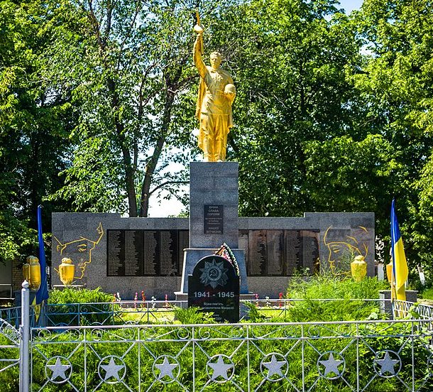 с. Манжелия Глобинского р-на. Памятник, установленный в 1958 году в честь земляков, погибших в годы войны.