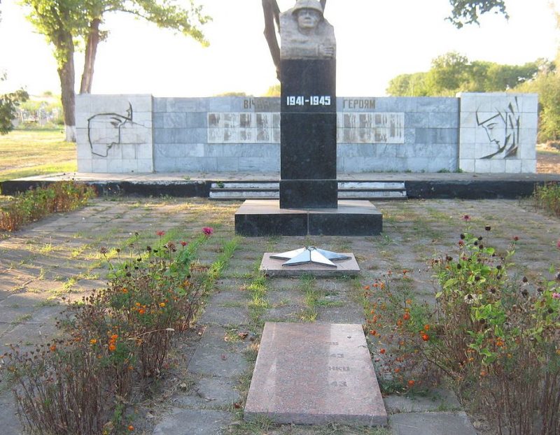 с. Петровка Глобинского р-на. Памятник, установленный в 1956 году в честь земляков, погибших в годы войны.