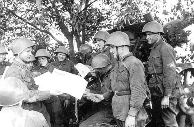 Политрук раздает бойцам свежие номера газеты «Правда». 1941 г.