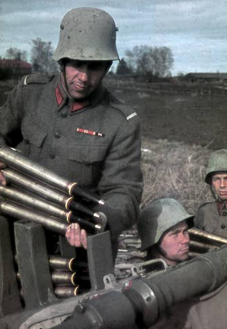 Зенитчики заряжают 40-мм пушку Бофорс. 1942 г. 