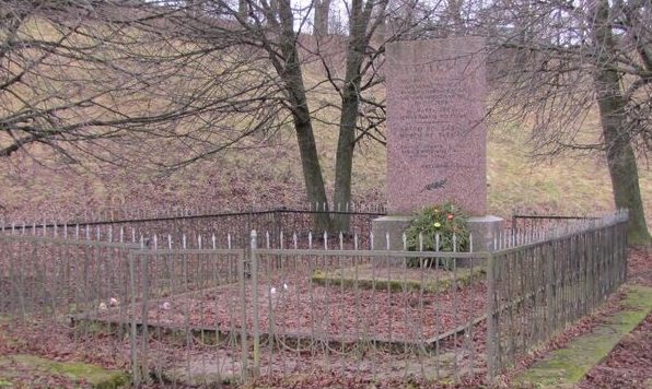 п. Хиславичи. Братская могила, в которой похоронено 1842 советских граждан, казненных оккупантами.