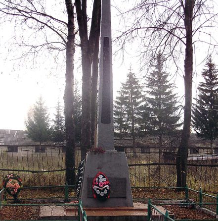 д. Кругловка Руднянского р-на. Обелиск, установленный в 1967 году в честь воинов-односельчан, погибших в годы войны. 