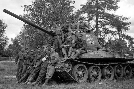 Финские солдаты у захваченного советского танка Т-34-85. 1942 г. 