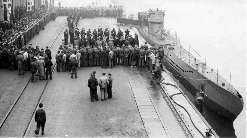 Передача немецкому флоту от судостроителей подводной лодки U-408. 19 ноября 1941 г. 