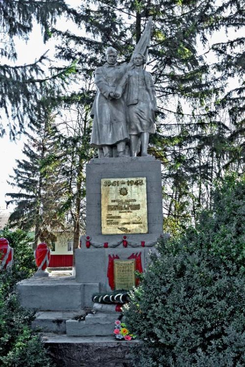 с. Пузиково Глобинского р-на. Памятник, установленный на братской могиле, в которой похоронено 15 советских воинов, погибших в годы войны.