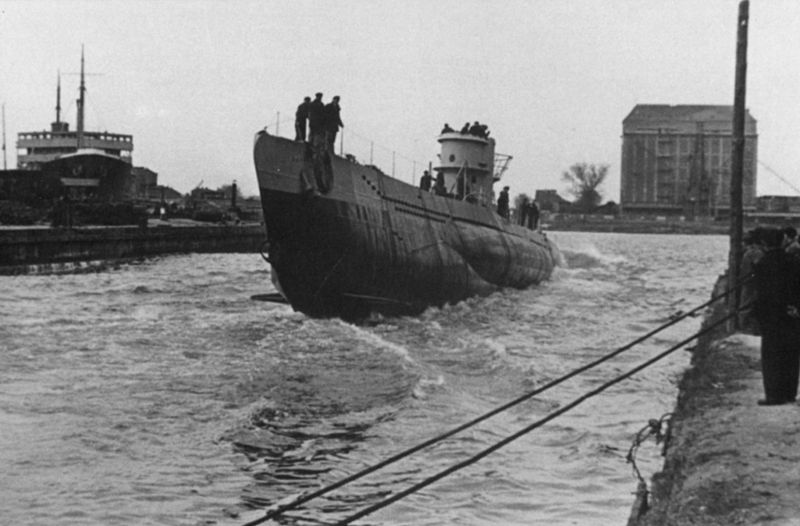 Немецкая подводная лодка U-442 в гавани Данцига после спуска на воду. 17 января 1942 г. 