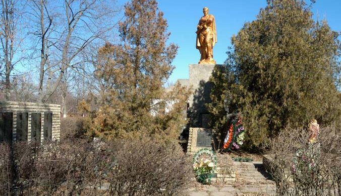  с. Пустовойтово Глобинского р-на. Памятник, установленный на братской могиле, в которой похоронено 5 советских воинов, погибших в годы войны.
