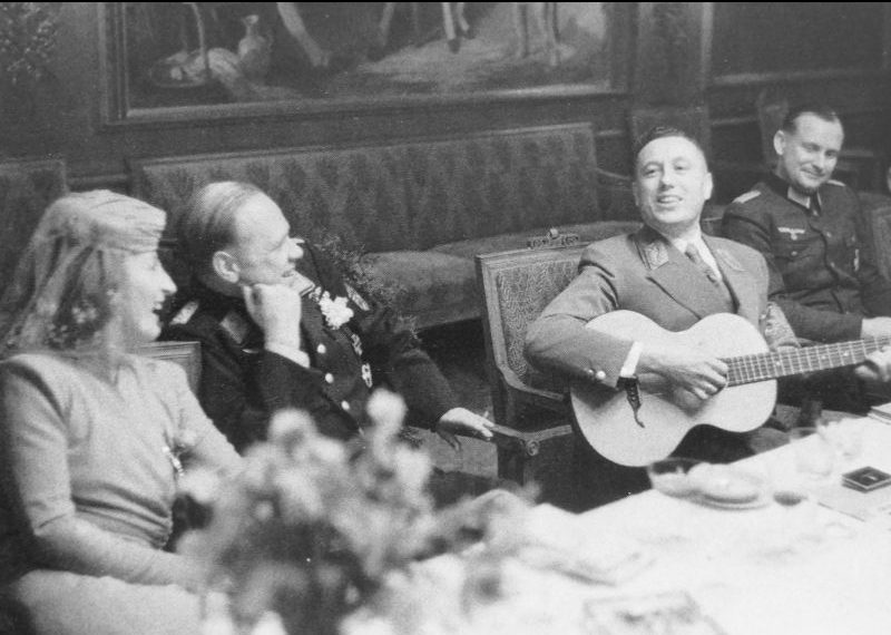 Гауляйтер Данцига - Западной Пруссии Альберт Форстер играет на гитаре, на свадьбе личного секретаря Гитлера Герды Дарановски. 1943 г. 
