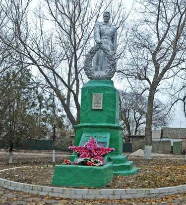 с. Рублёвка Глобинского р-на. Памятник, установленный на братской могиле, в которой похоронено 25 советских воинов, погибших в годы войны.