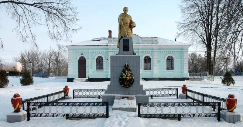 ст. Рублёвка Глобинского р-на. Памятник у железнодорожной станции, установленный на братской могиле, в которой похоронено 17 советских воинов, погибших в годы войны.